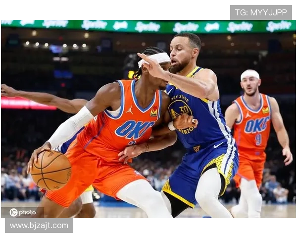 勇士与雷霆首场对决激战正酣球迷期待精彩瞬间再现